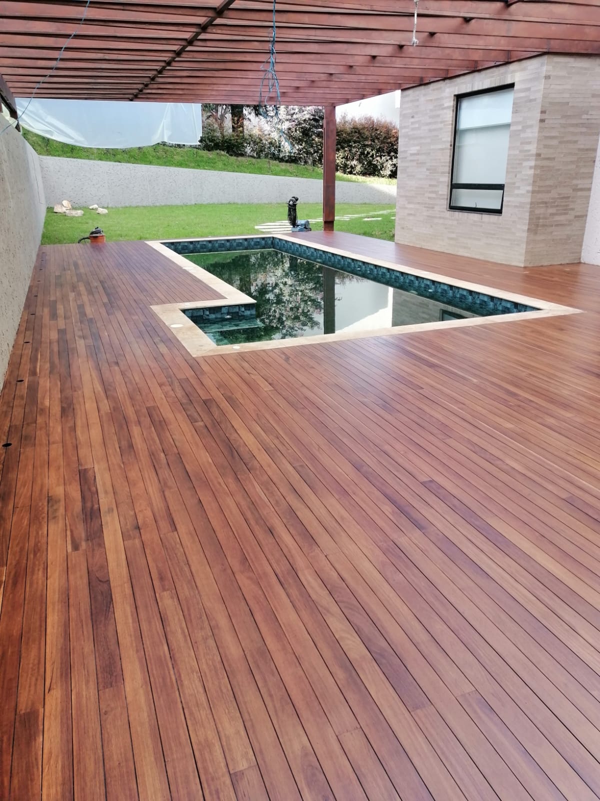Deck de Madera en Zona de Piscina