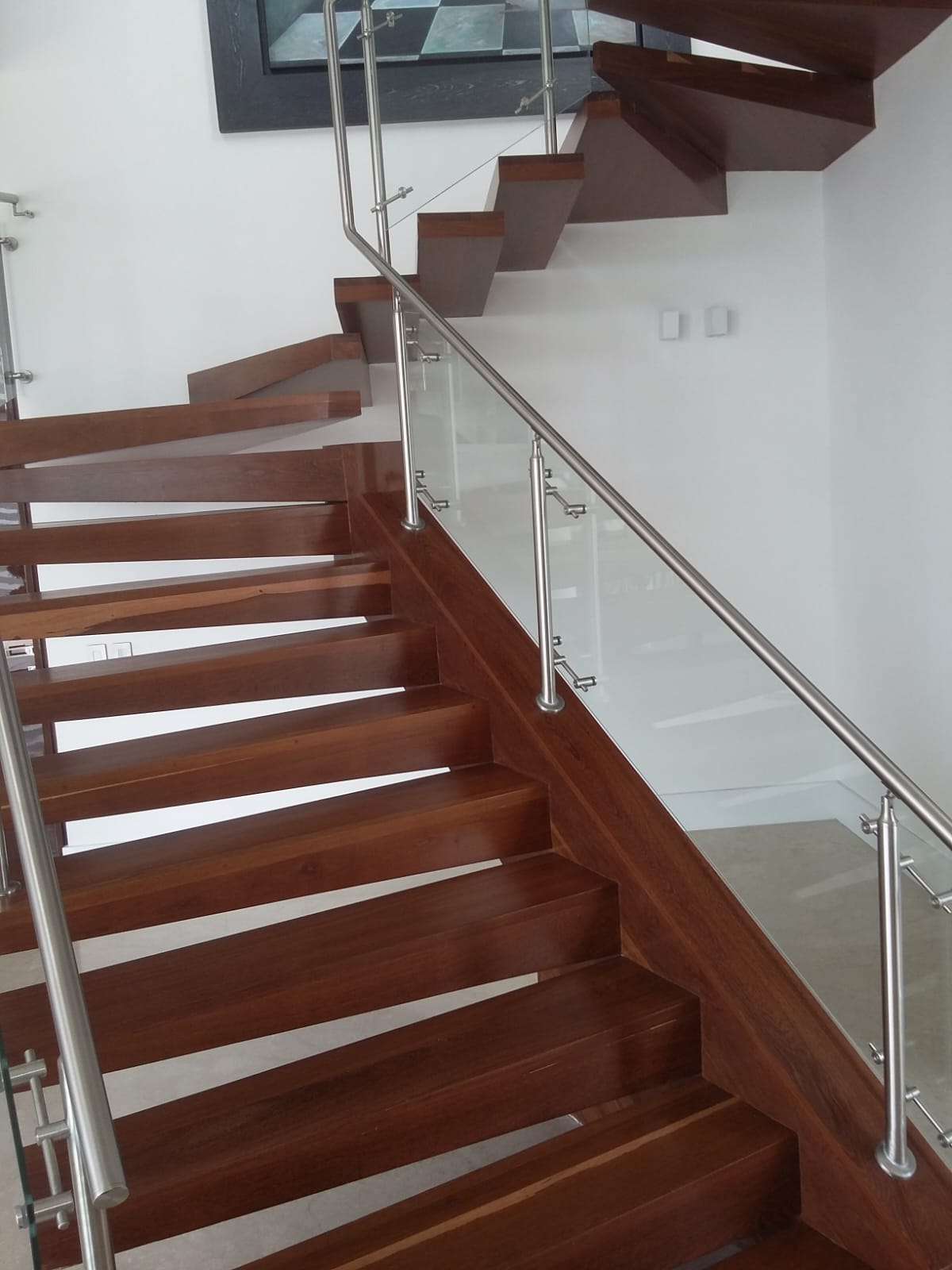 Escalera Tabaco con Baranda de Acero y Vidrio