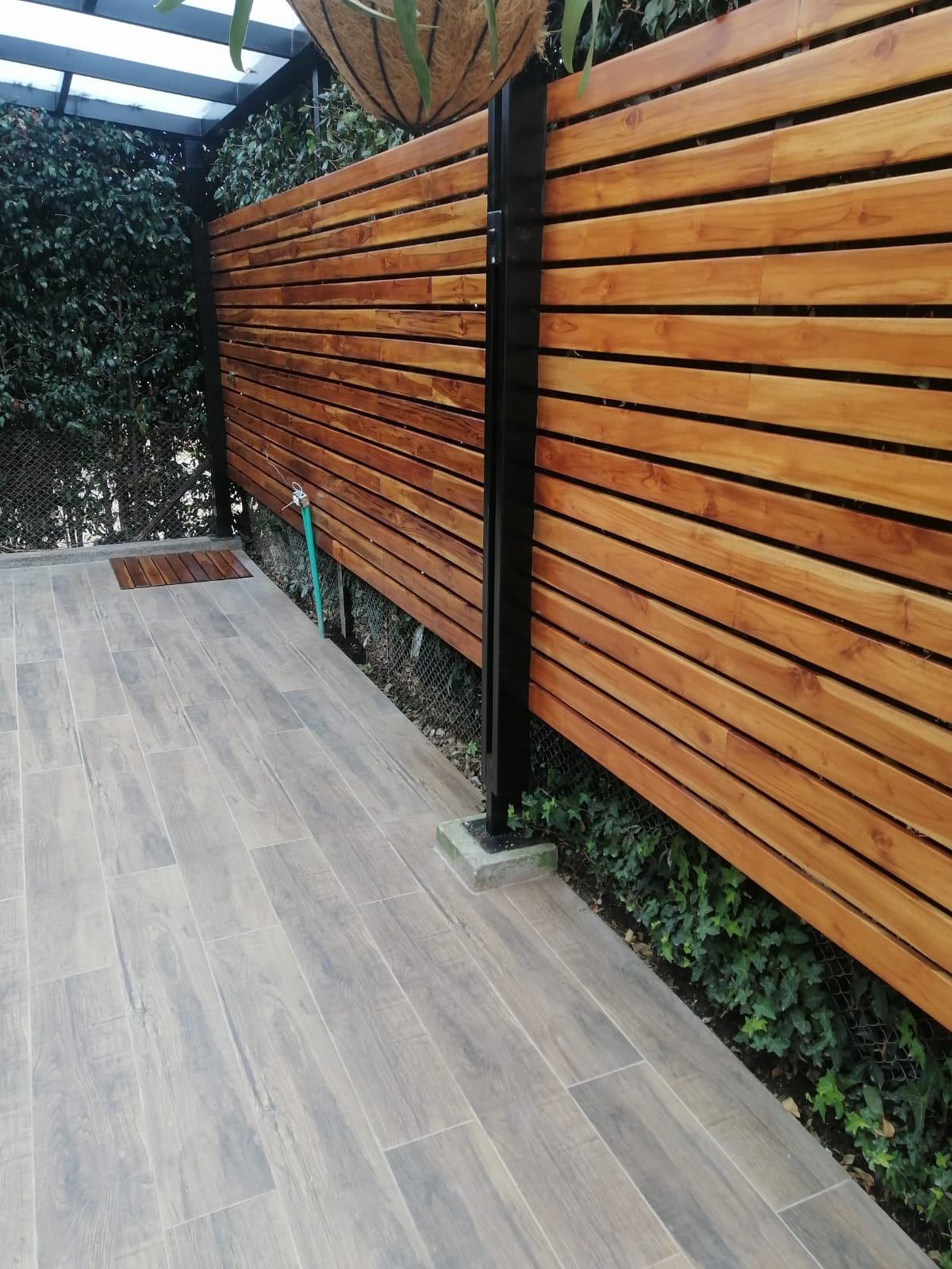 Muro y Celosía de Madera Exterior