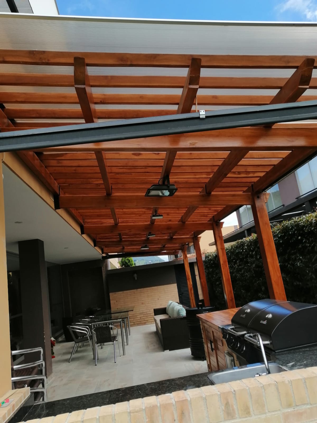 Pérgola para Zona BBQ y Entretenimiento