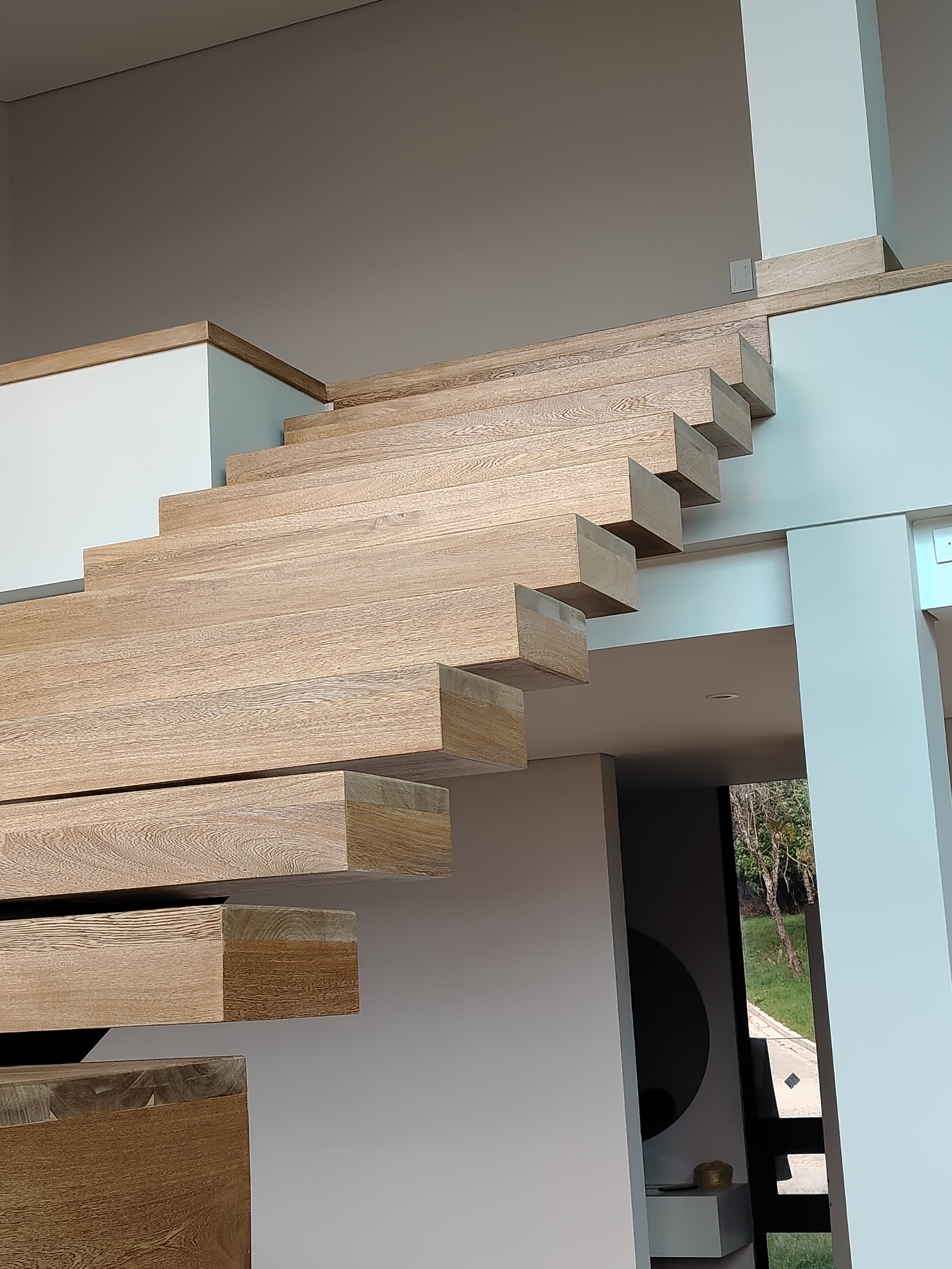 Escalera Volada en Roble Macizo